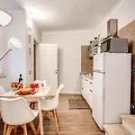 Novembre 152 Apartman